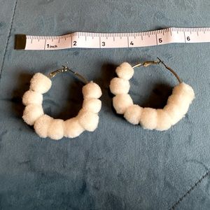 Pompom hoop cream earrings